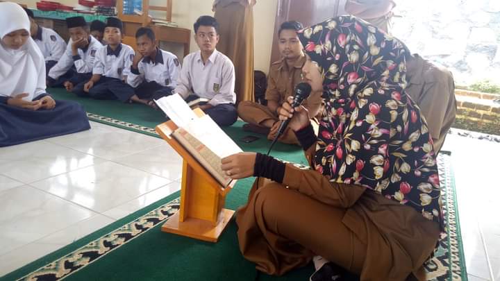 Ibu Wa'adarahmah Saat Membacakan Surah Pendek pada lomba Sambung Ayat